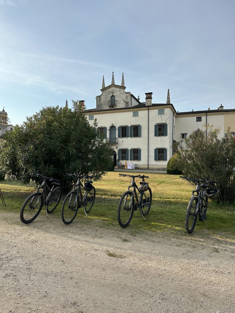 villa con bici