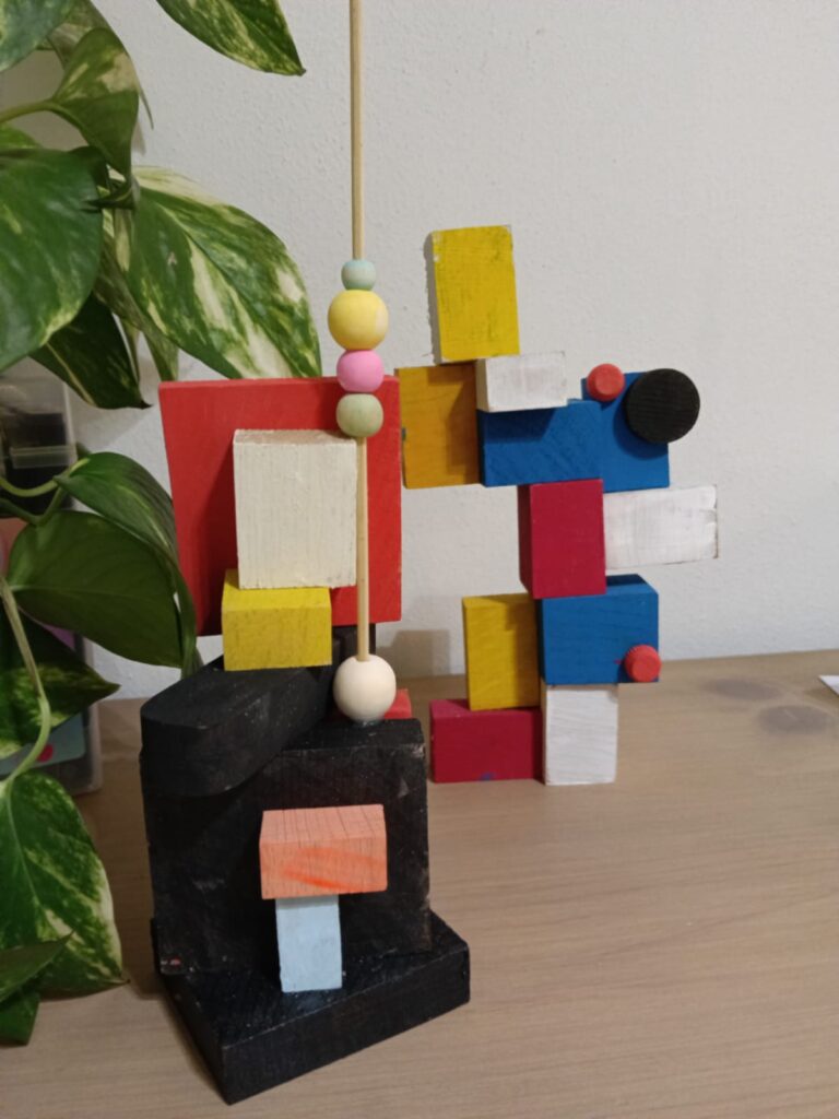 Sculture di legno tra gli alberi